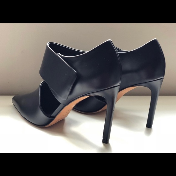 VINCE CAPRI BLACK LEATHER WITH VELCRO PUMPS - Picture 6 of 8